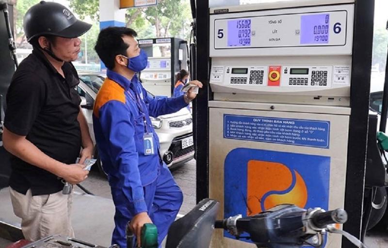 Giá xăng tăng nhẹ, dầu giảm khá mạnh