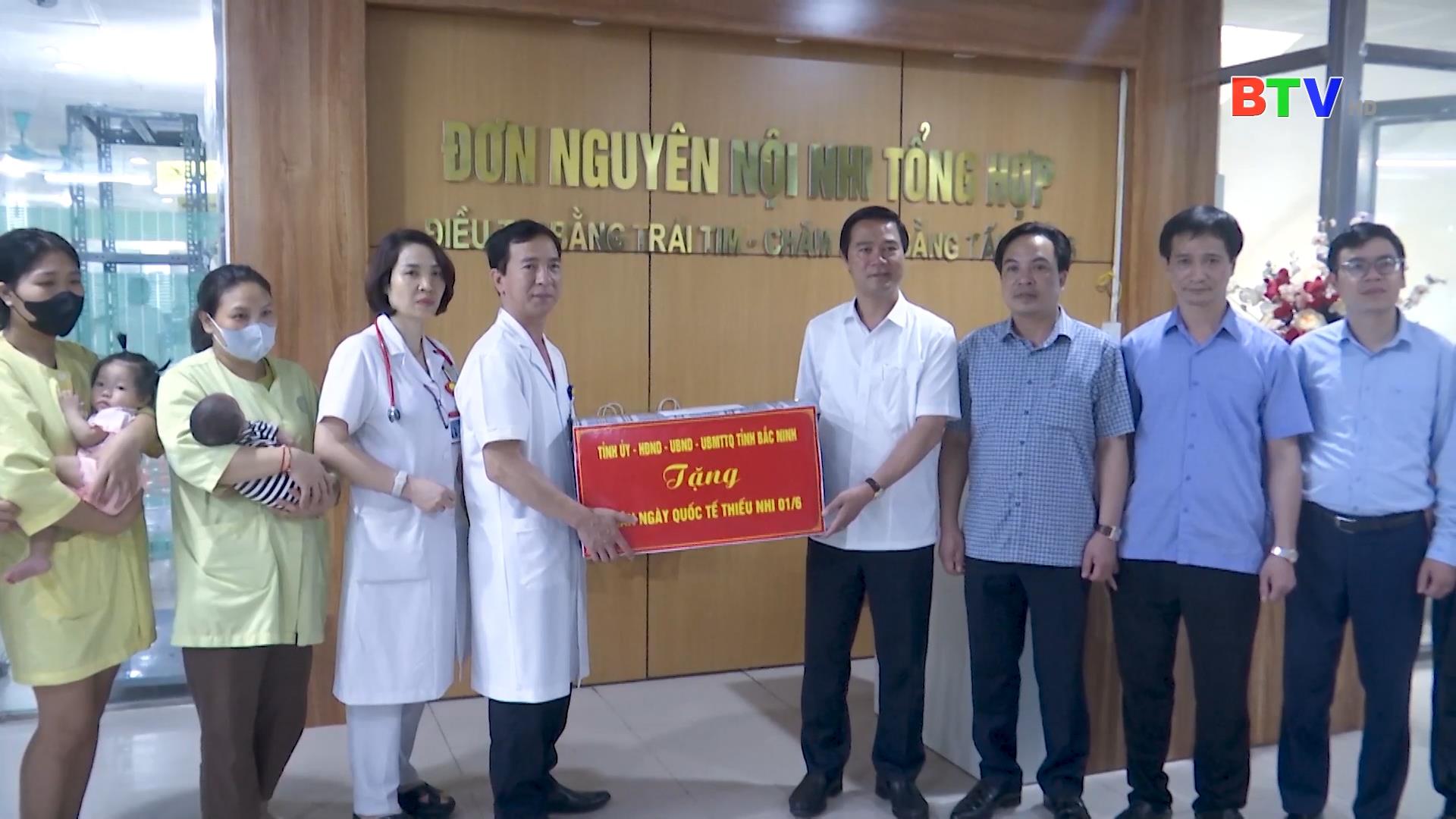 Phó Chủ tịch UBND tỉnh Lê Xuân Lợi thăm, tặng quà bệnh nhi tại Bệnh viện Sản Nhi Bắc Ninh