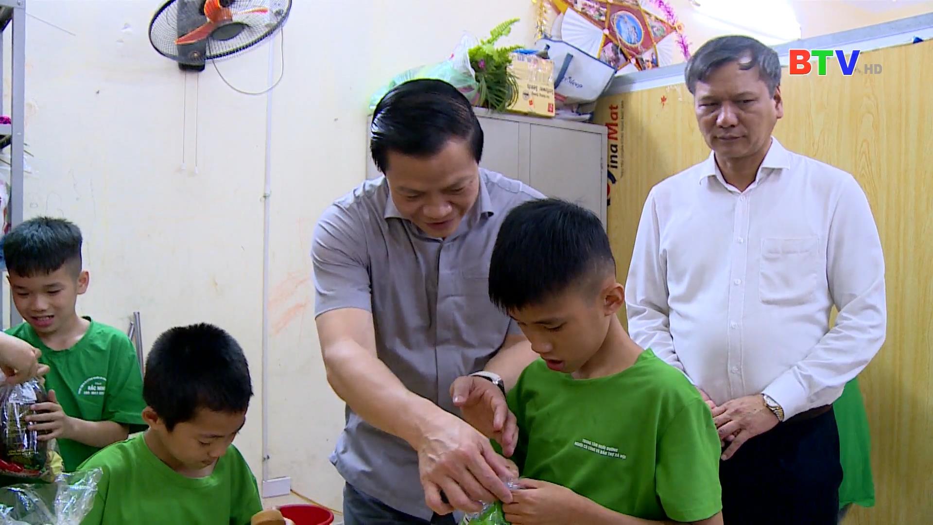 Lãnh đạo tỉnh thăm, tặng quà Tết Thiếu nhi tại Trung tâm Giáo dục chuyên biệt và bảo trợ xã hội