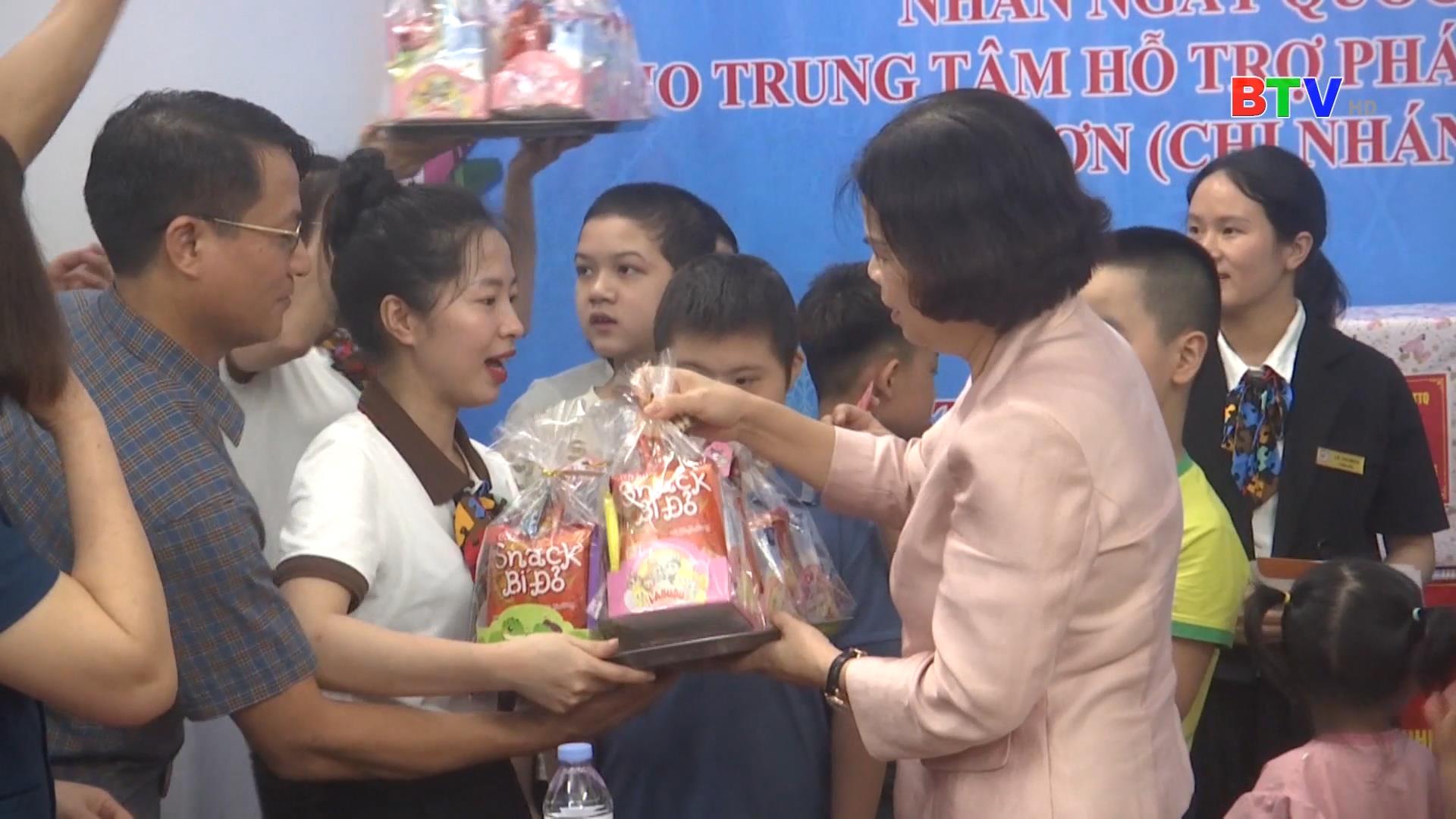 Lãnh đạo tỉnh tặng quà Tết Thiếu nhi 1-6 tại Thuận Thành