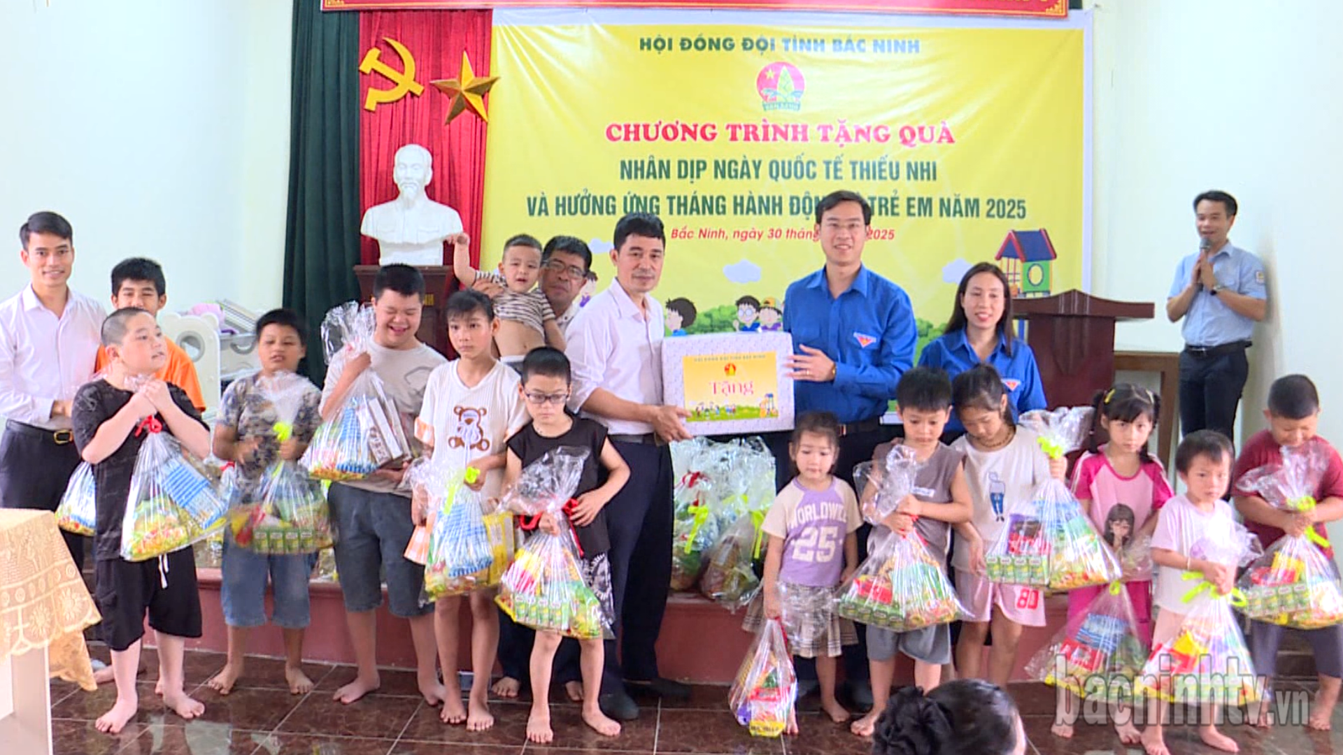 Hội Liên hiệp Thanh niên và Hội đồng Đội tỉnh thăm, tặng quà các cháu thiếu nhi nhân Ngày Quốc tế Thiếu nhi 1/6