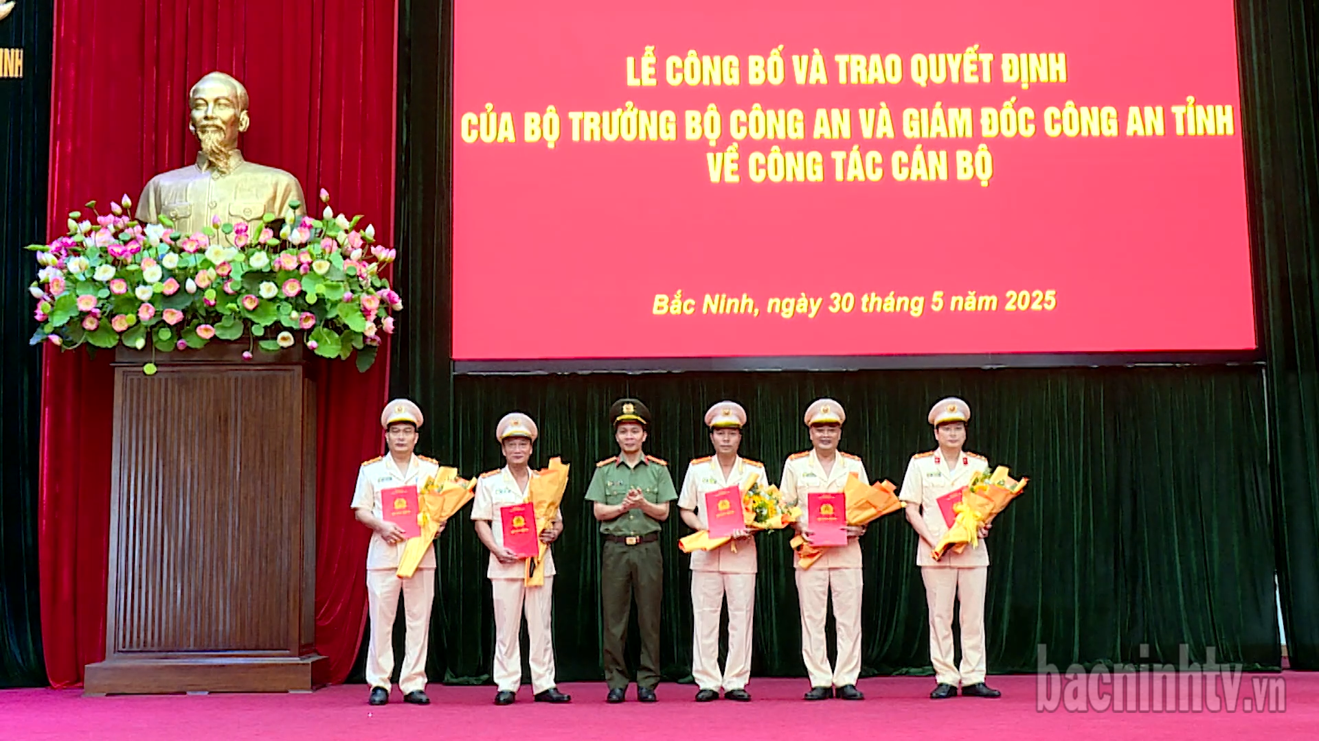 Trao Quyết định thăng hạng cho hơn 730 cán bộ, chiến sỹ Công an