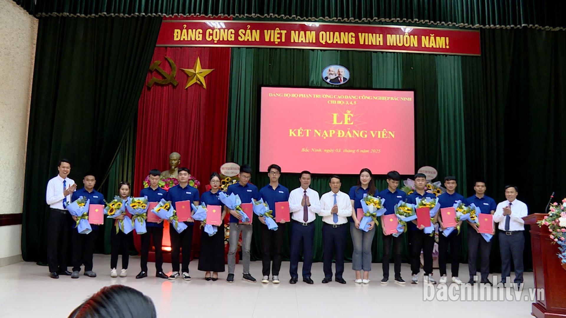 Phó Chủ tịch UBND tỉnh Lê Xuân Lợi dự lễ kết nạp đảng viên tại trường Cao đẳng Công nghiệp Bắc Ninh