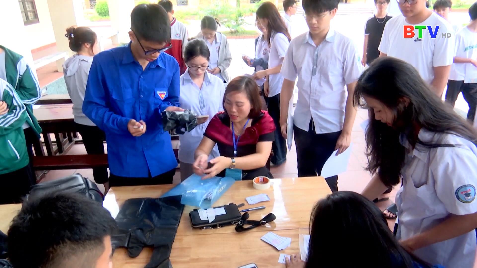 HƠN 16.900 THÍ SINH ĐẾN TRƯỜNG LÀM THỦ TỤC THI VÀO LỚP 10 THPT