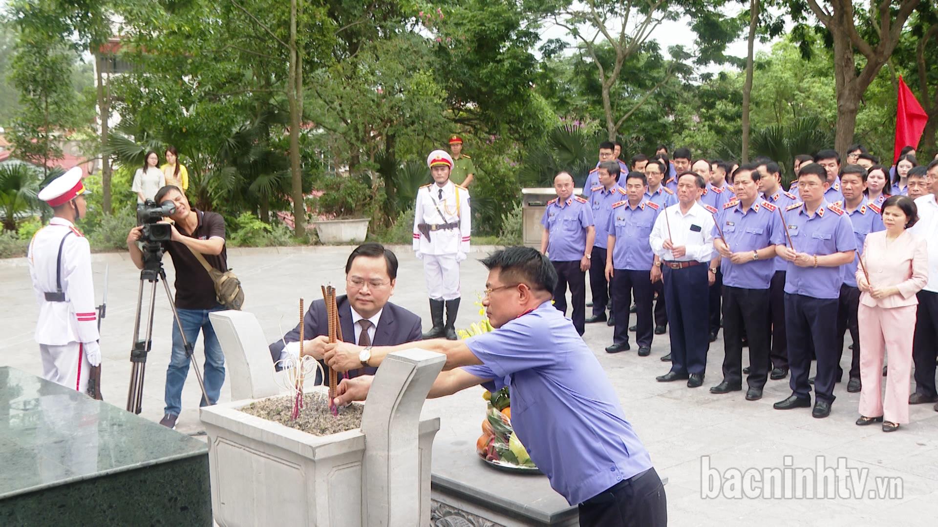 Dâng hương đồng chí Hoàng Quốc Việt