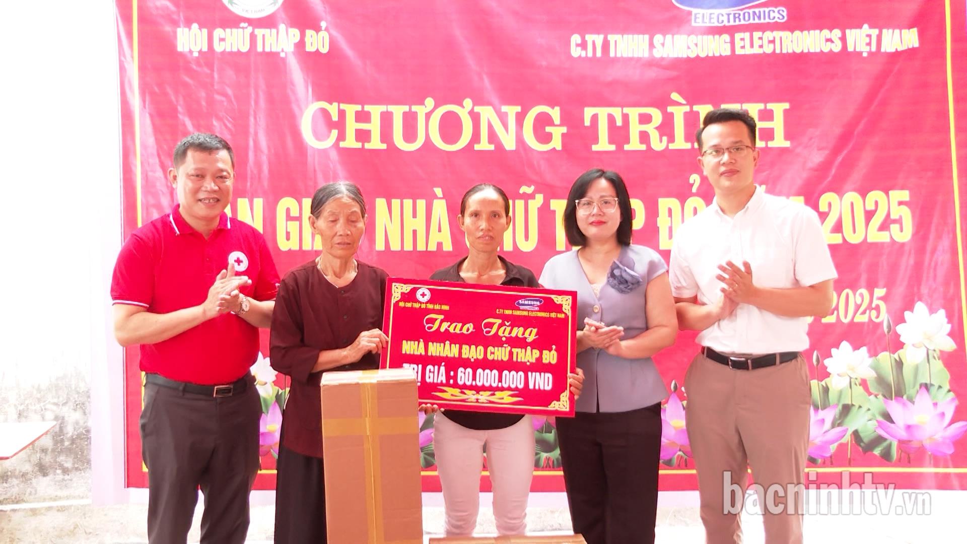 Hội Chữ Thập đỏ tỉnh trao nhà nhân đạo tại xã Xuân Lai, huyện Gia Bình            