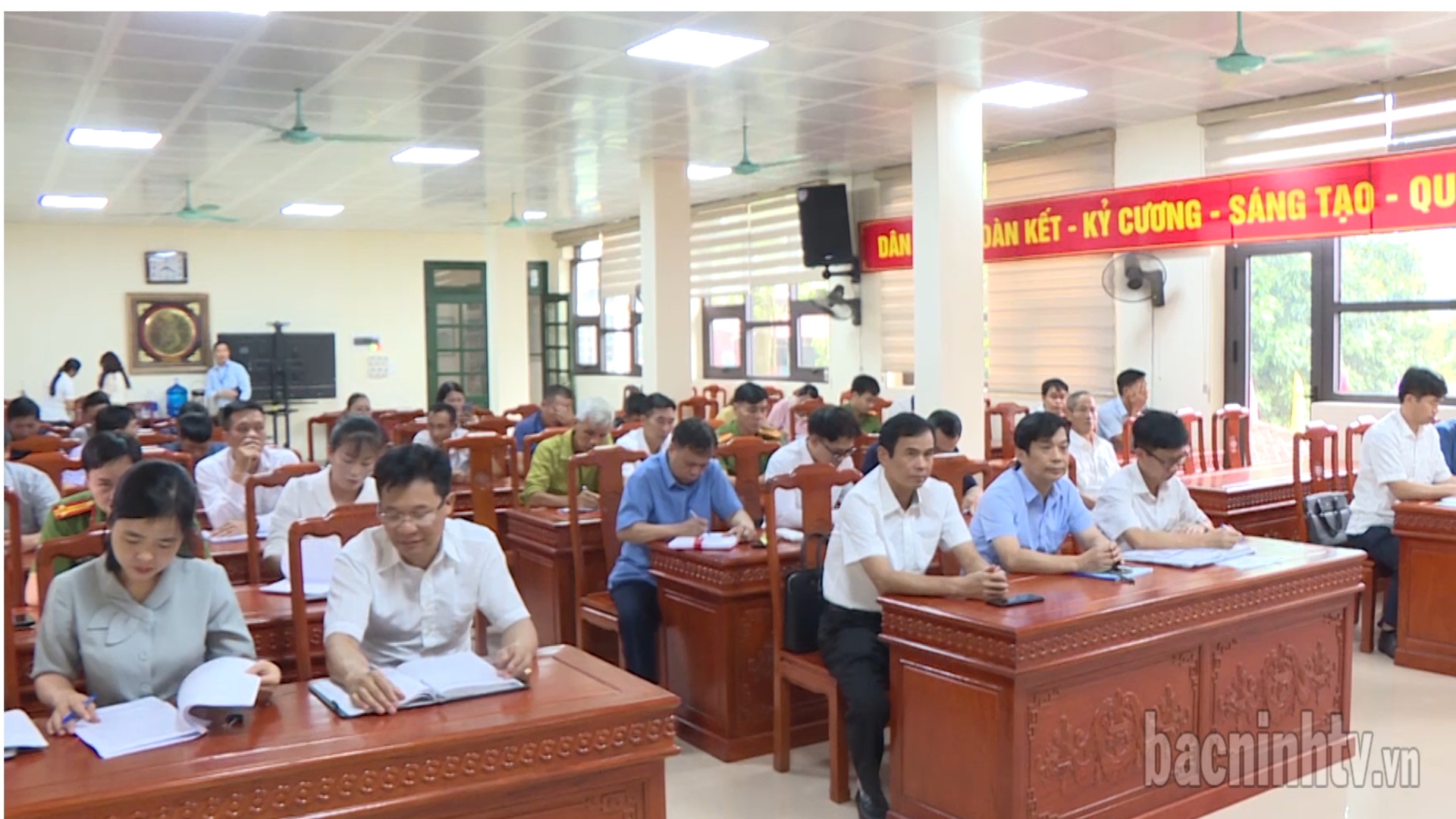 Các đồng chí lãnh đạo tỉnh tiếp xúc cử tri tại Thuận Thành, Yên Phong