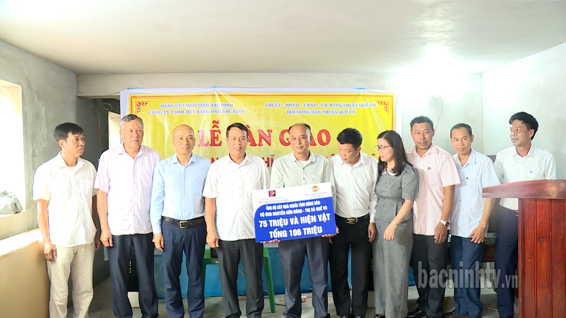 Trao tặng nhà nghĩa tình cho hội viên nông dân nghèo 