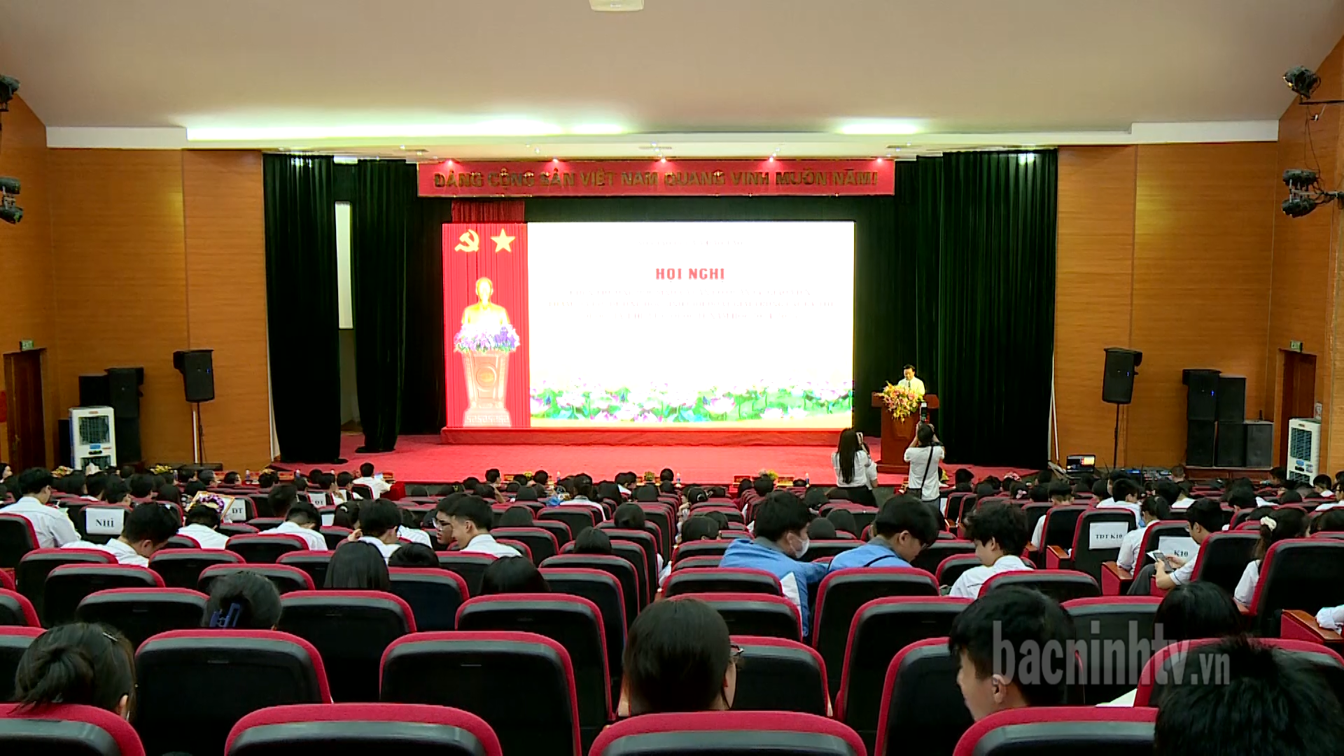 Tuyên dương khen thưởng học sinh đạt giải quốc gia, quốc tế năm học 2024- 2025