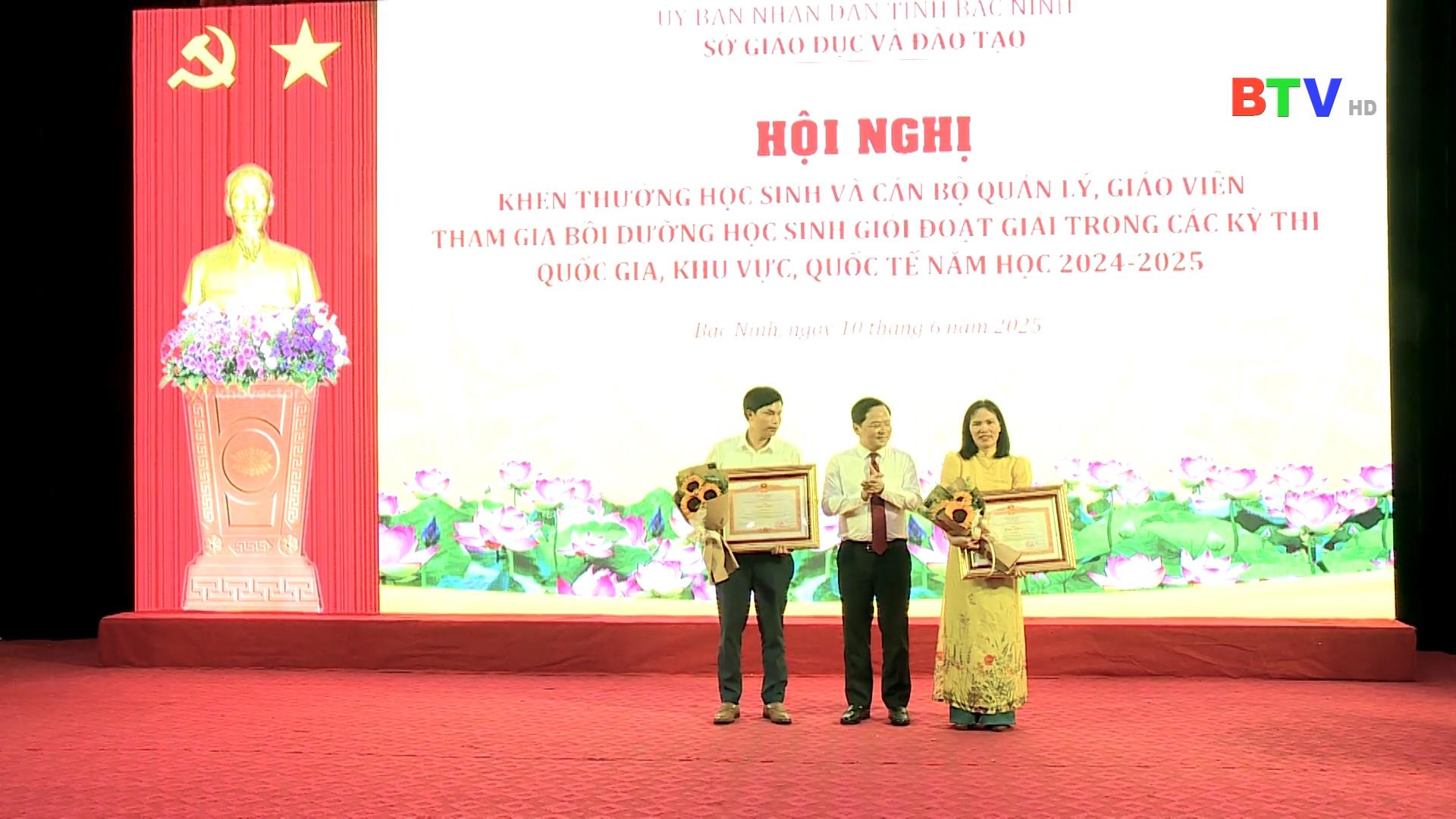 Tuyên dương khen thưởng học sinh đạt giải quốc gia, quốc tế năm học 2024- 2025