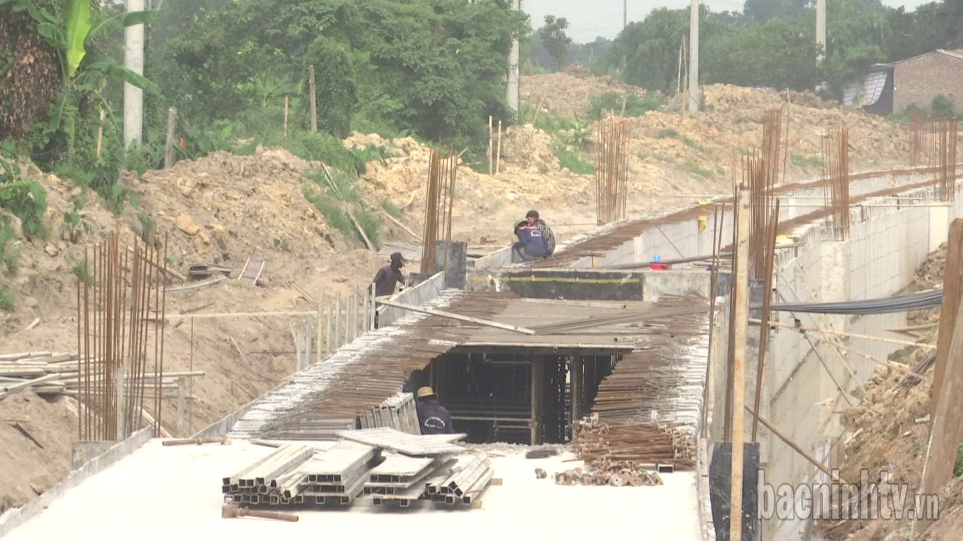Khắc phục khó khăn, tập trung thi công đường tỉnh 282B