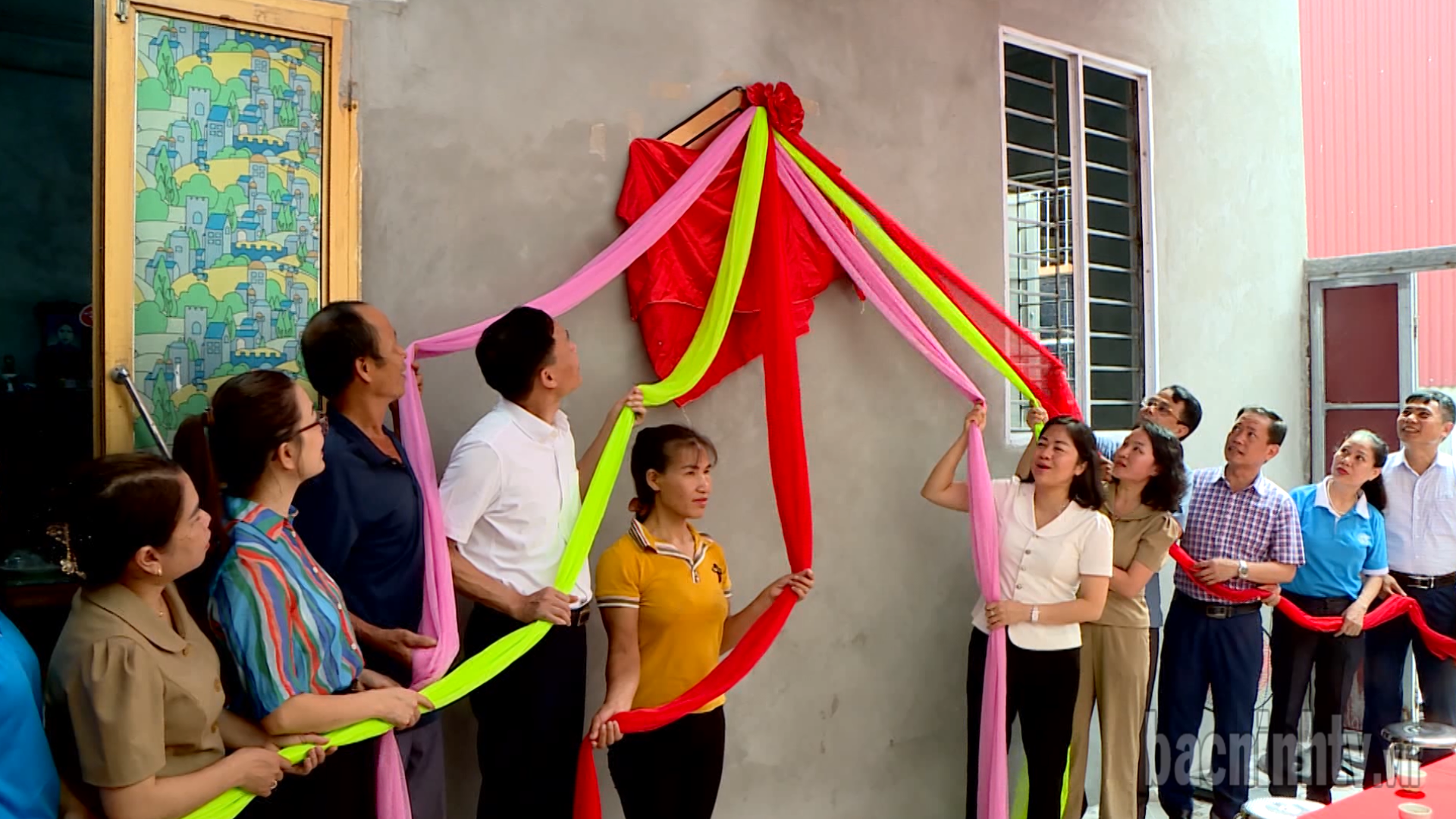 Bàn giao Mái ấm tình thương và sổ tiết kiệm cho phụ nữ, trẻ em huyện Tiên Du