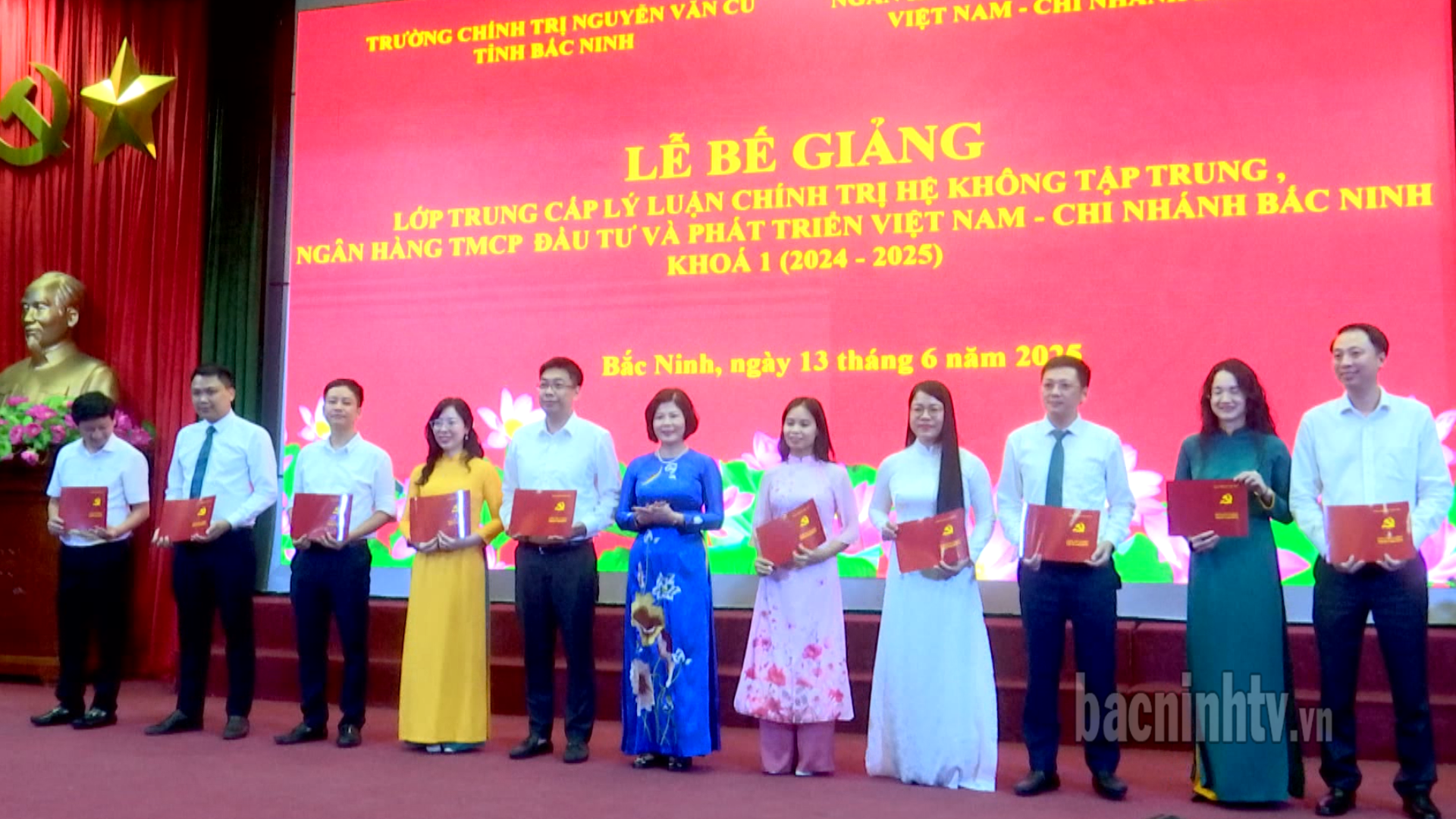 Bế giảng lớp Trung cấp Lý luận chính trị hệ không tập trung Ngân hàng BIDV khóa I