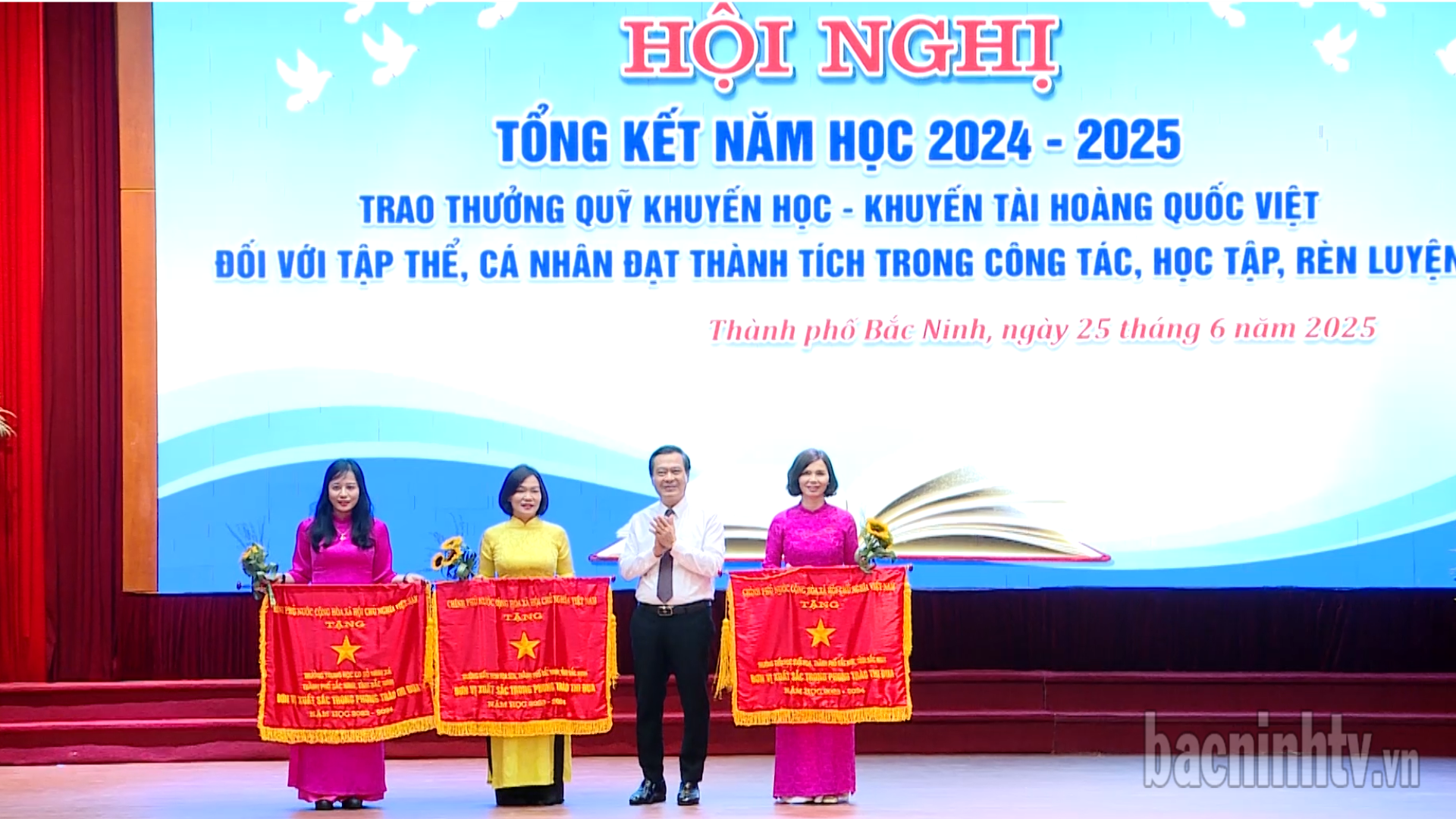 Thành phố Bắc Ninh tổng kết năm học 2024 -2025 và trao thưởng Quỹ Khuyến học, khuyến tài Hoàng Quốc Việt 