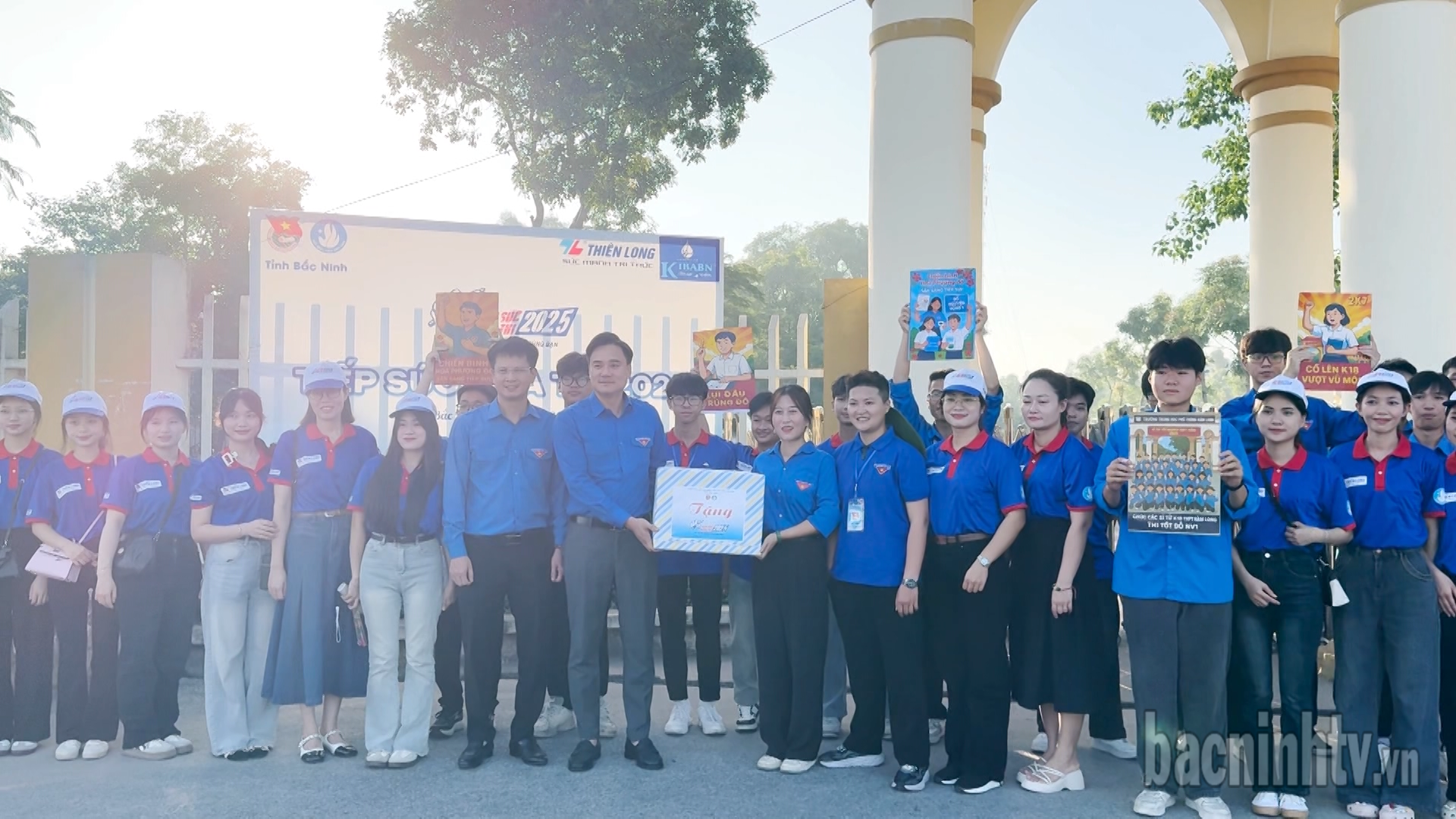 Lãnh đạo Tỉnh Đoàn động viên các đội tình nguyện tiếp sức mùa thi