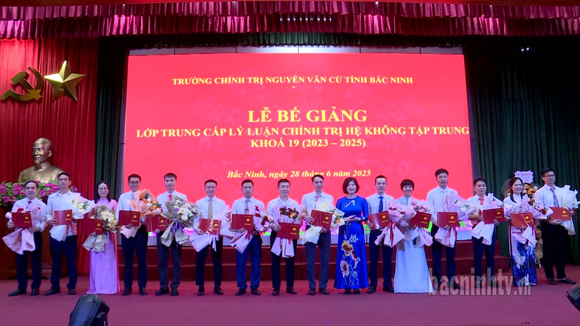 Bế giảng lớp Trung cấp Lý luận chính trị hệ không tập trung K19