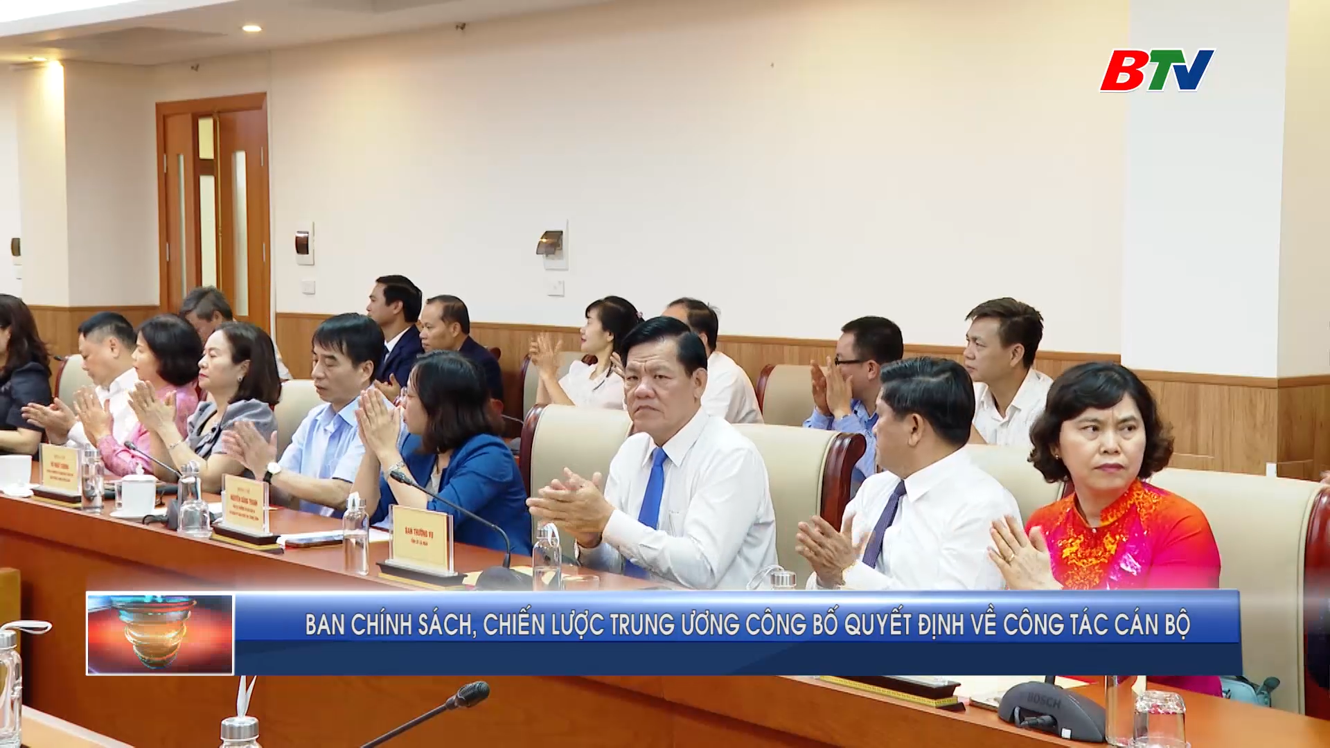 BAN CHÍNH SÁCH, CHIẾN LƯỢC TRUNG ƯƠNG CÔNG BỐ QUYẾT ĐỊNH CỦA BỘ CHÍNH TRỊ, BAN BÍ THƯ VỀ CÔNG TÁC CÁN BỘ