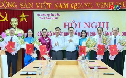 Các đồng chí lãnh đạo trao quyết định bổ nhiệm
